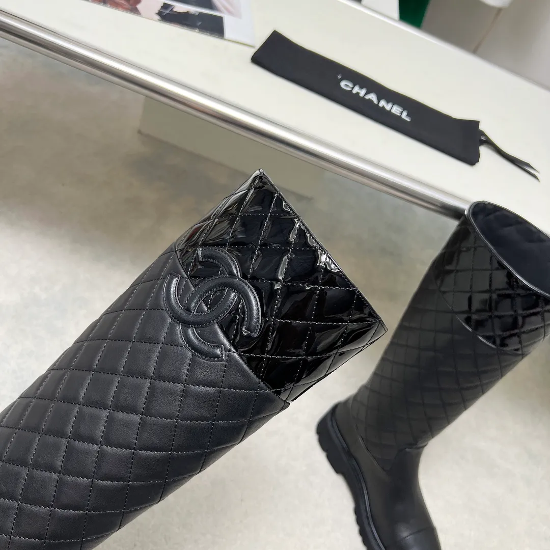 👟👟Ex-factory price 940👟👟 High version of Chanel CHANEL, 🌞🌞🌞Xiaoxiang 2024b autumn and winter counter’s latest short boots, a must-have item for this autumn and winter! ! Ms. Chanel loves simple yet irresistible combinations to show her unique style. Mix and match freely to shine⚡Follow Grandma’s fashion steps! ! ! The top-notch craftsmanship and texture are perfectly presented. No matter any details, you can compare them with the counters. The best quality products can be entered and exited from the counters at will! ! ❶Fabric: Imported cowhide➕Patent leather➕Electric embroidered rhombus ❷Inner lining: Imported sheepskin➕cowhide ❸Foot pads: Imported cowhide lining ❹Outsole: Original molded sole ❺Heel height: 5cm ❻Boot shaft height: 14.5 inches ❼Number: 35-40 (40 and 41 are customized and non-refundable)